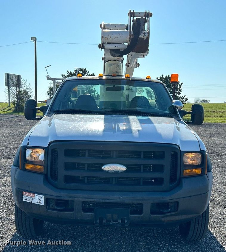 image for item KW9092 2006 Ford F550 Super Duty XL  bucket truck