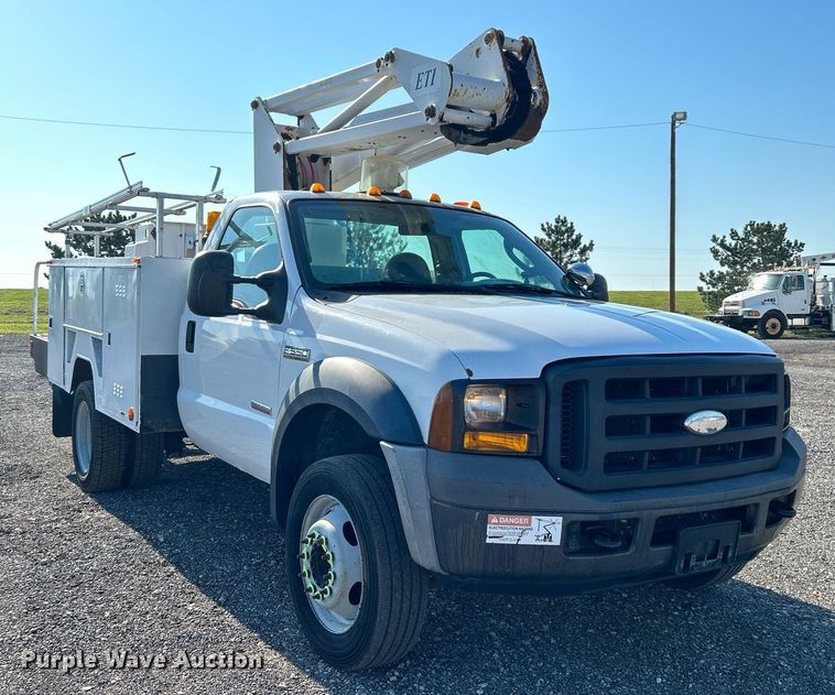 image for item KW9092 2006 Ford F550 Super Duty XL  bucket truck