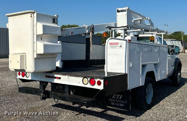 image for item KW9092 2006 Ford F550 Super Duty XL  bucket truck