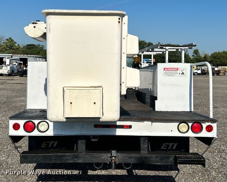 image for item KW9092 2006 Ford F550 Super Duty XL  bucket truck