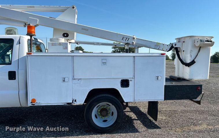 image for item KW9092 2006 Ford F550 Super Duty XL  bucket truck