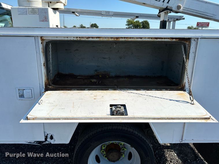 image for item KW9092 2006 Ford F550 Super Duty XL  bucket truck