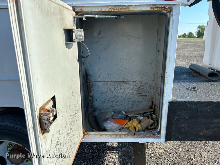 image for item KW9092 2006 Ford F550 Super Duty XL  bucket truck