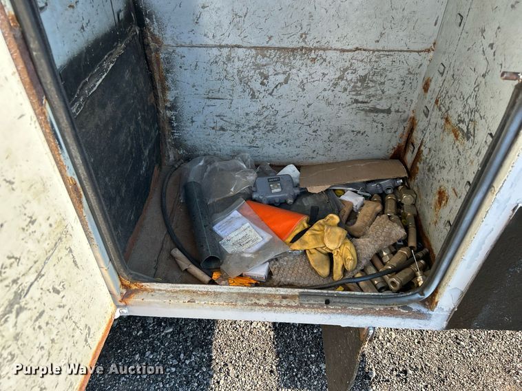 image for item KW9092 2006 Ford F550 Super Duty XL  bucket truck