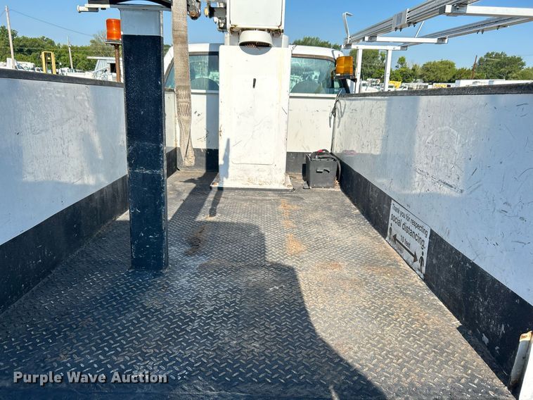 image for item KW9092 2006 Ford F550 Super Duty XL  bucket truck