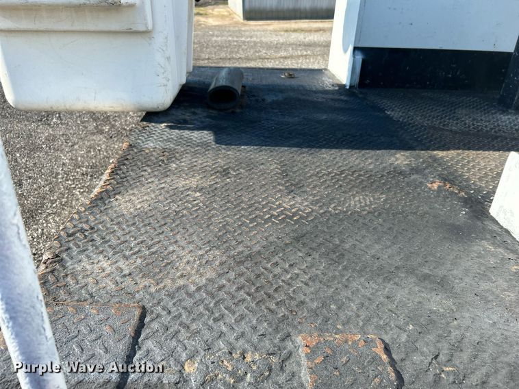 image for item KW9092 2006 Ford F550 Super Duty XL  bucket truck