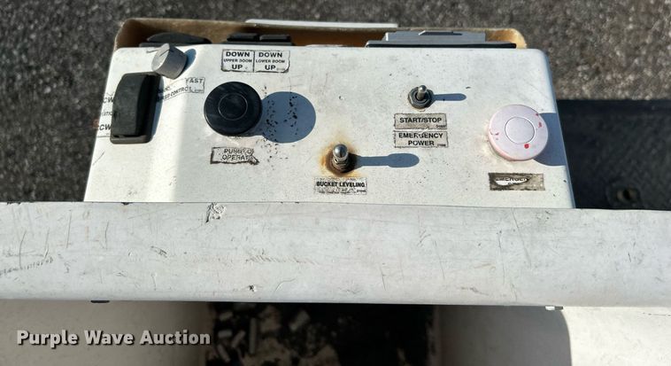 image for item KW9092 2006 Ford F550 Super Duty XL  bucket truck