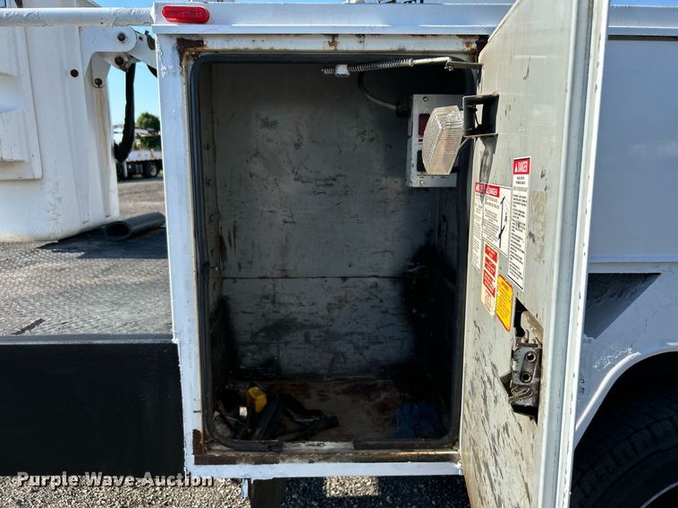 image for item KW9092 2006 Ford F550 Super Duty XL  bucket truck