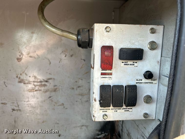 image for item KW9092 2006 Ford F550 Super Duty XL  bucket truck