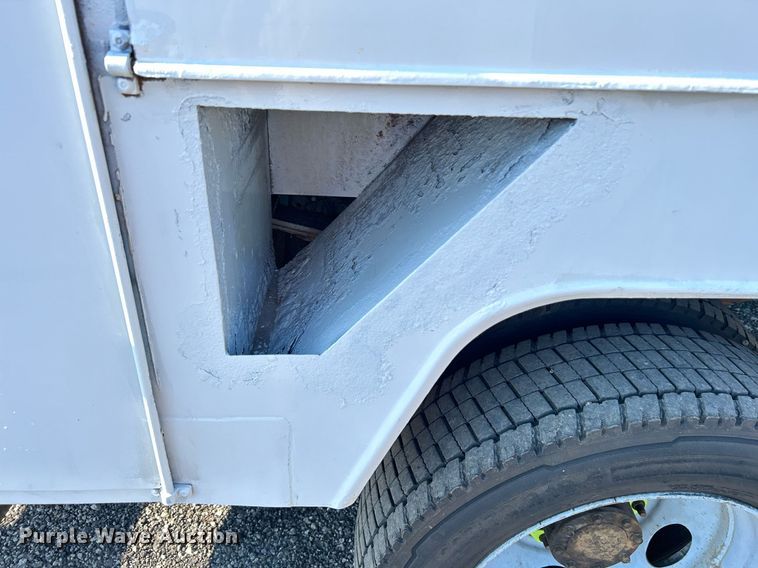 image for item KW9092 2006 Ford F550 Super Duty XL  bucket truck