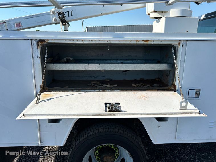 image for item KW9092 2006 Ford F550 Super Duty XL  bucket truck