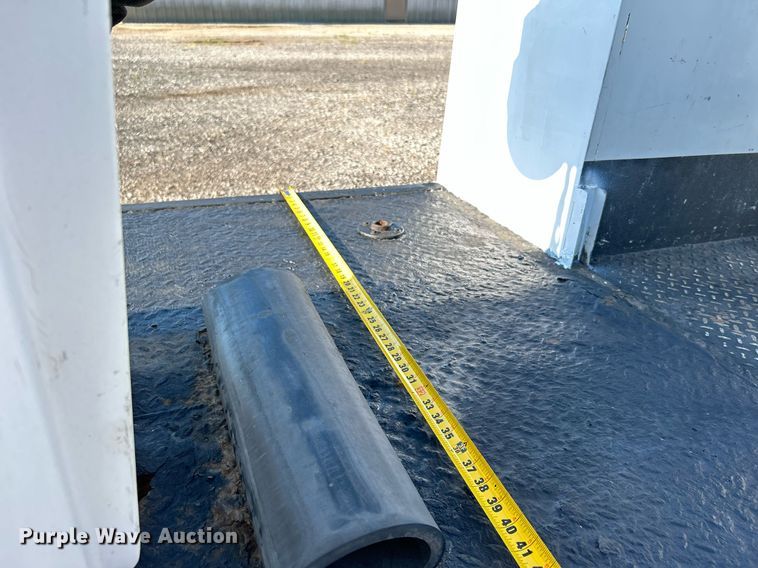 image for item KW9092 2006 Ford F550 Super Duty XL  bucket truck