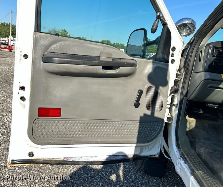 image for item KW9092 2006 Ford F550 Super Duty XL  bucket truck