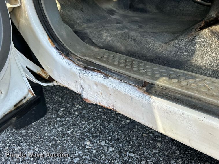 image for item KW9092 2006 Ford F550 Super Duty XL  bucket truck