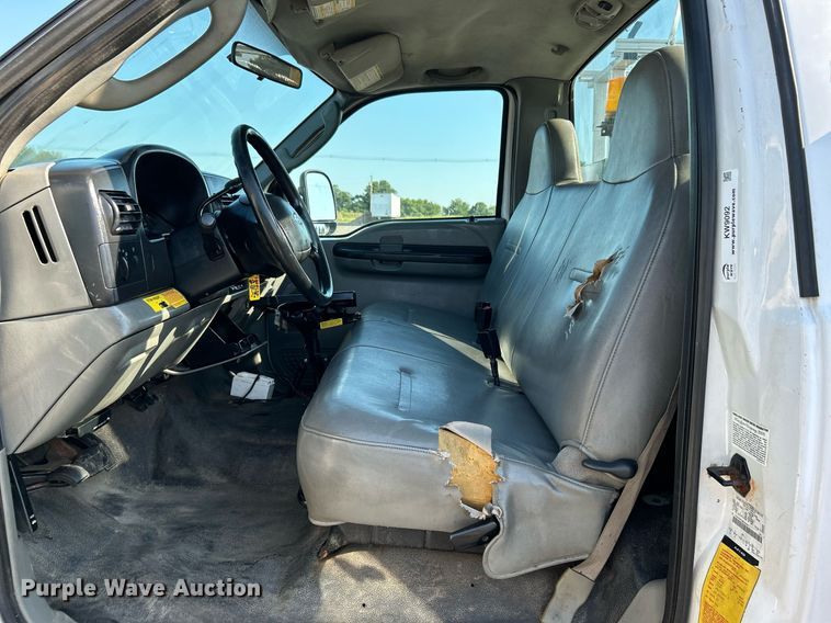 image for item KW9092 2006 Ford F550 Super Duty XL  bucket truck