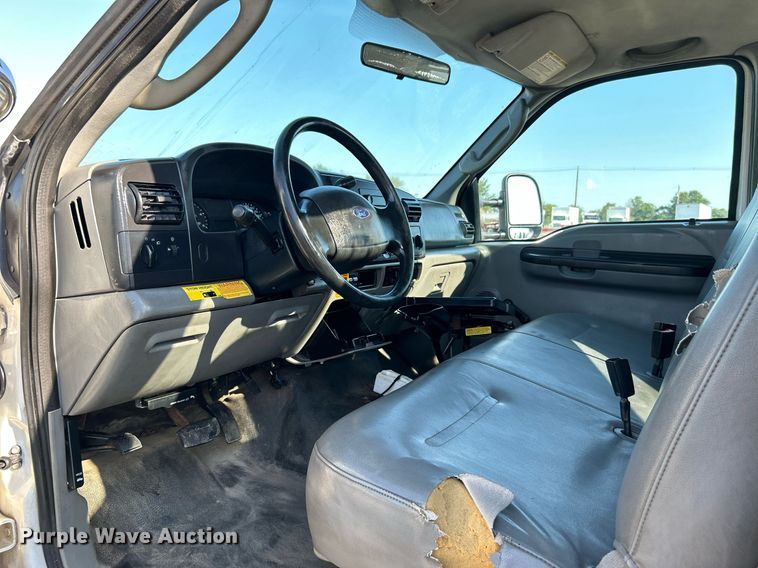 image for item KW9092 2006 Ford F550 Super Duty XL  bucket truck