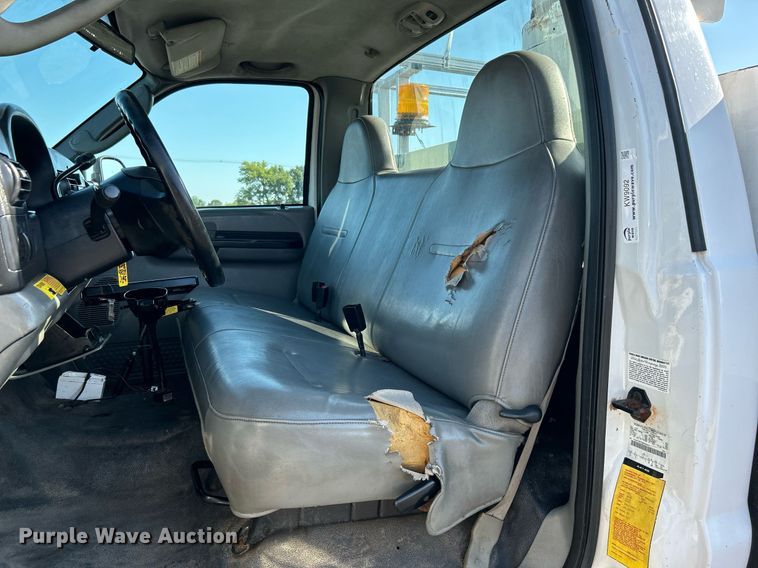 image for item KW9092 2006 Ford F550 Super Duty XL  bucket truck