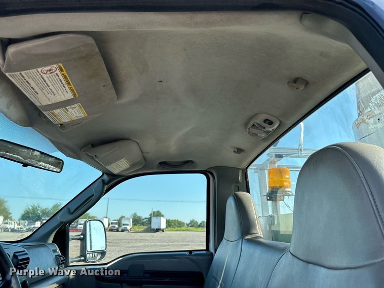 image for item KW9092 2006 Ford F550 Super Duty XL  bucket truck