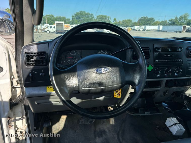 image for item KW9092 2006 Ford F550 Super Duty XL  bucket truck