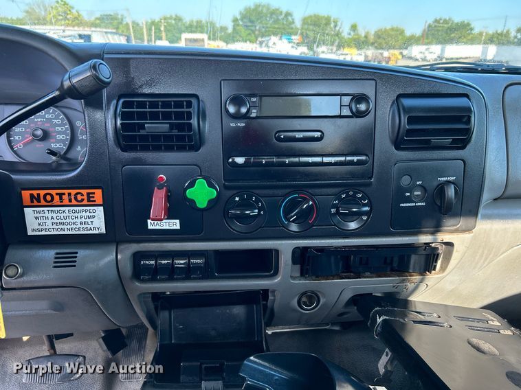 image for item KW9092 2006 Ford F550 Super Duty XL  bucket truck