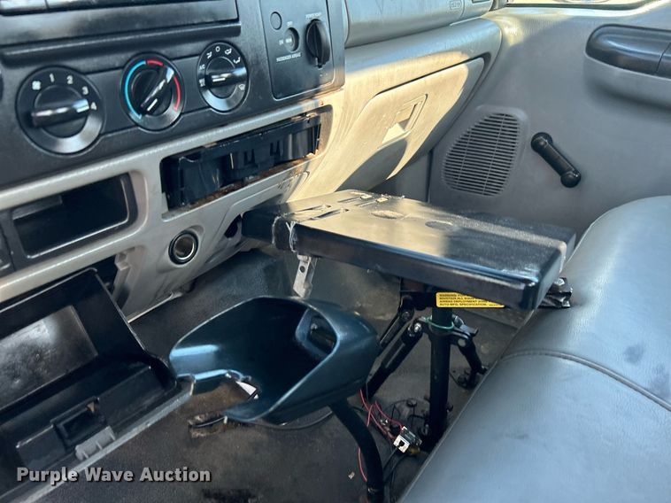 image for item KW9092 2006 Ford F550 Super Duty XL  bucket truck