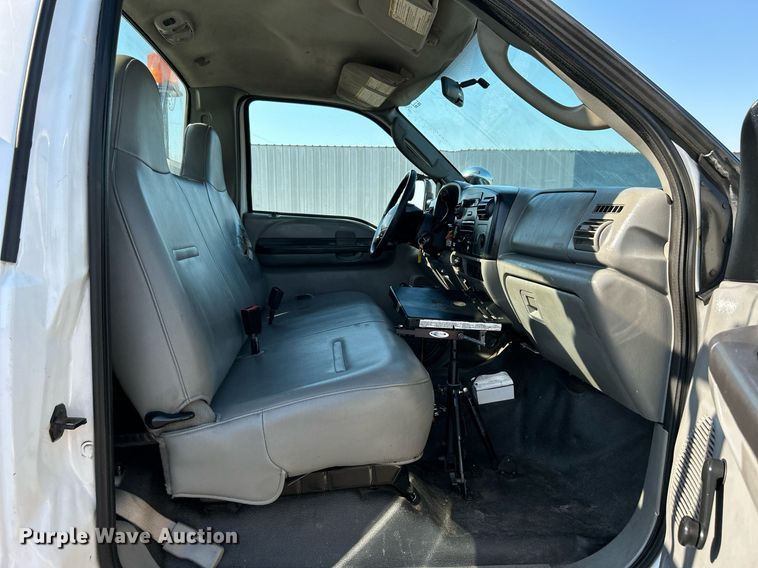 image for item KW9092 2006 Ford F550 Super Duty XL  bucket truck