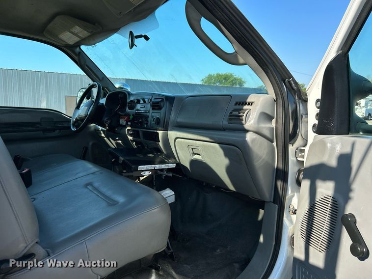 image for item KW9092 2006 Ford F550 Super Duty XL  bucket truck