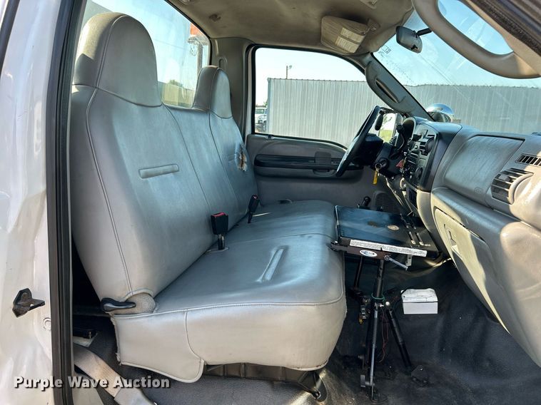 image for item KW9092 2006 Ford F550 Super Duty XL  bucket truck