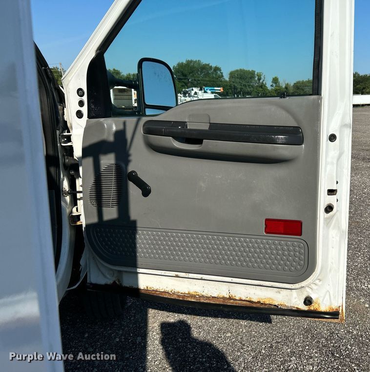 image for item KW9092 2006 Ford F550 Super Duty XL  bucket truck