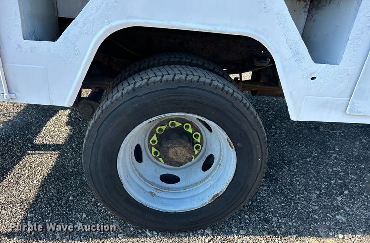 image for item KW9092 2006 Ford F550 Super Duty XL  bucket truck