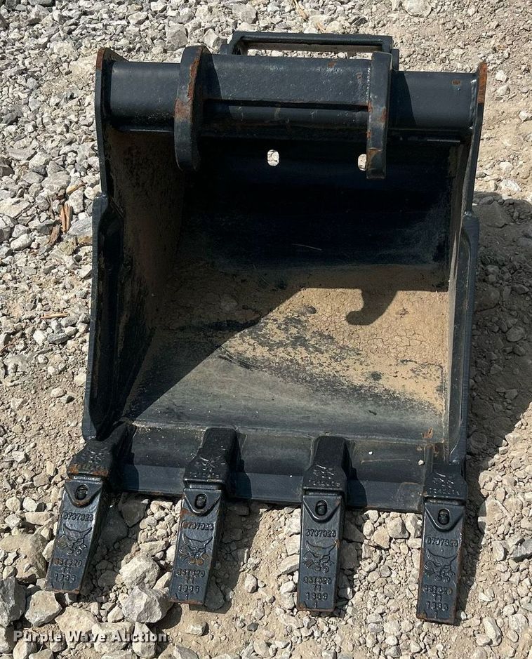 image for item LE9787 Bobcat  excavator bucket