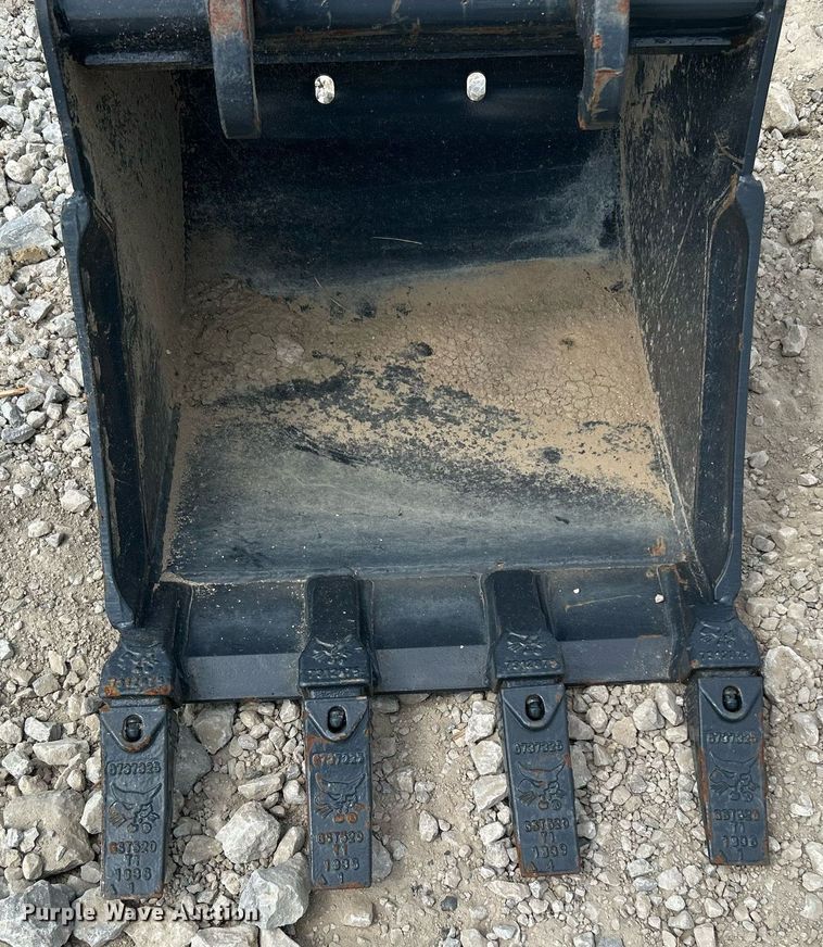 image for item LE9787 Bobcat  excavator bucket