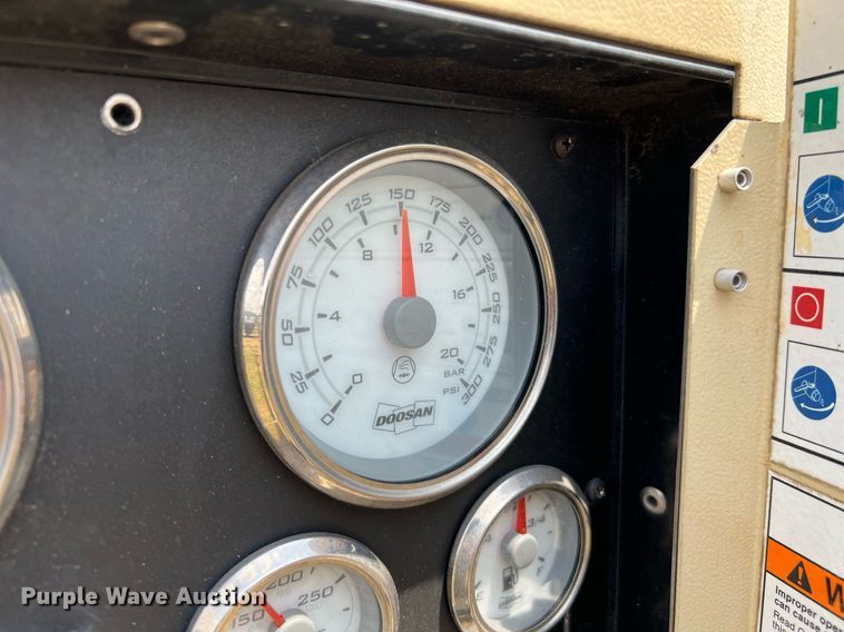 image for item LF9431 2014 Doosan P425/HP375  air compressor