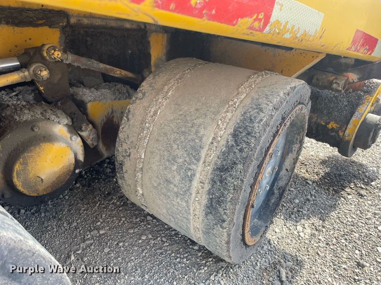 image for item LJ9627 2000 Cedarapids CR451  paver