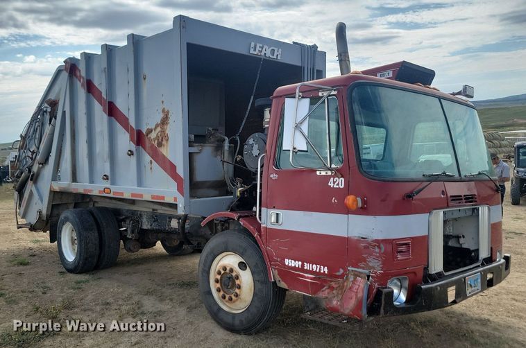 image for item LQ9225 1997 Volvo WXLL  refuse truck