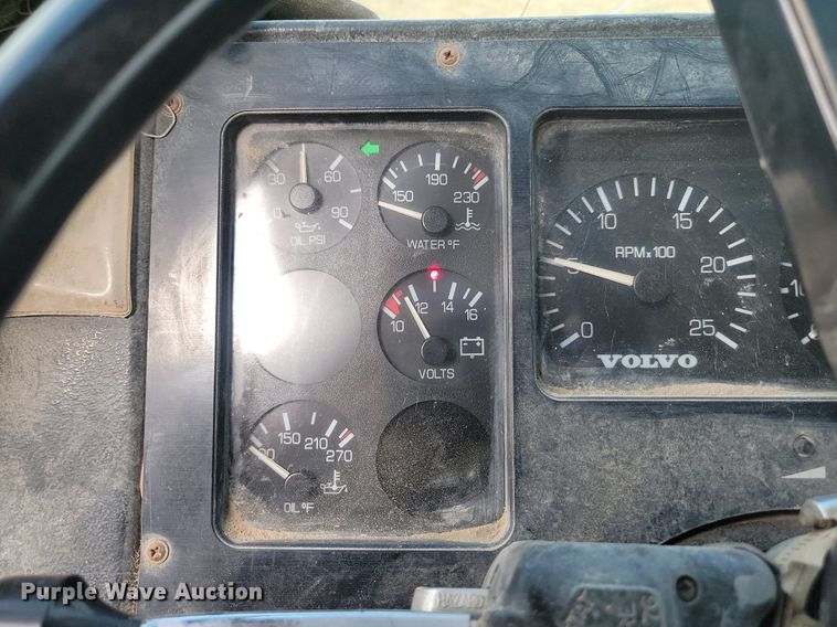 image for item LQ9225 1997 Volvo WXLL  refuse truck