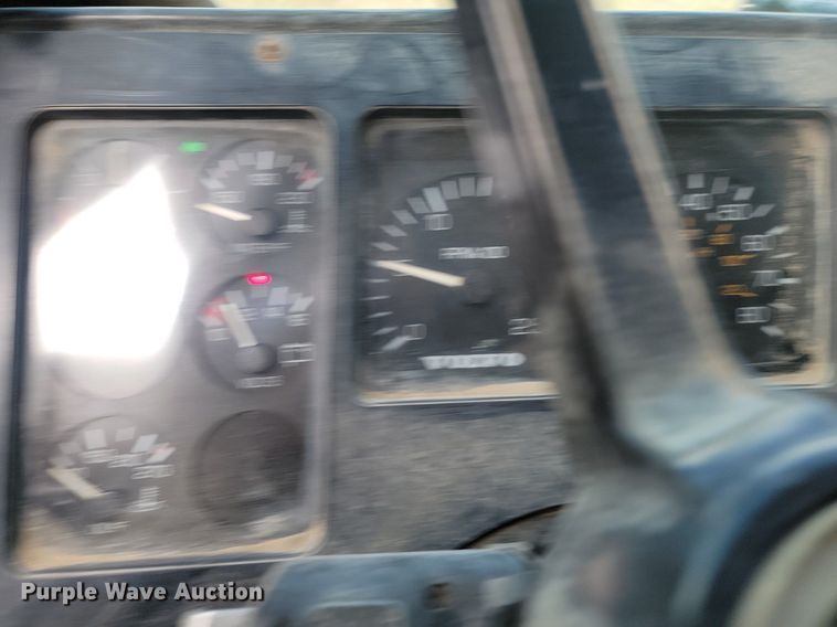 image for item LQ9225 1997 Volvo WXLL  refuse truck