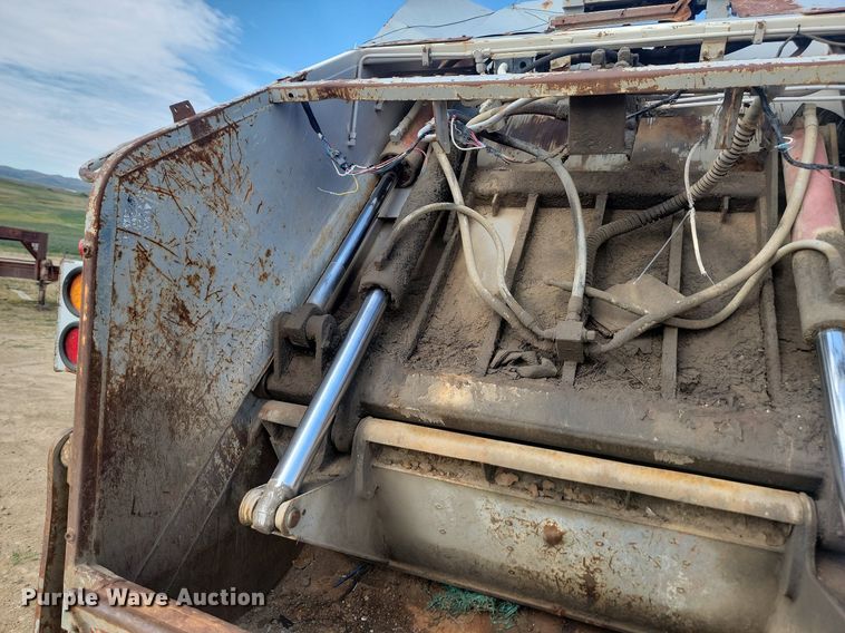 image for item LQ9225 1997 Volvo WXLL  refuse truck