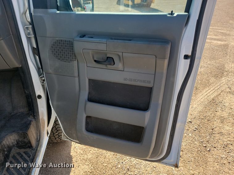 image for item LQ9230 2009 Ford E-250  delivery van