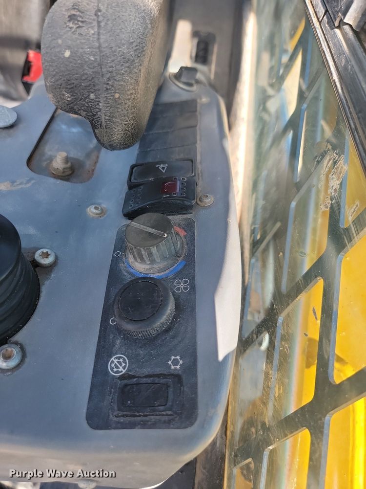 image for item LQ9231 2018 Gehl RT175  skid steer loader