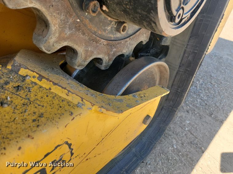 image for item LQ9231 2018 Gehl RT175  skid steer loader