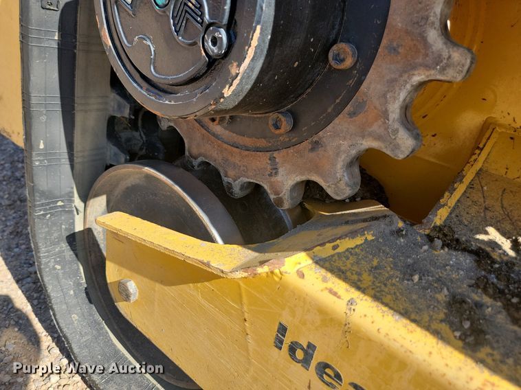 image for item LQ9231 2018 Gehl RT175  skid steer loader