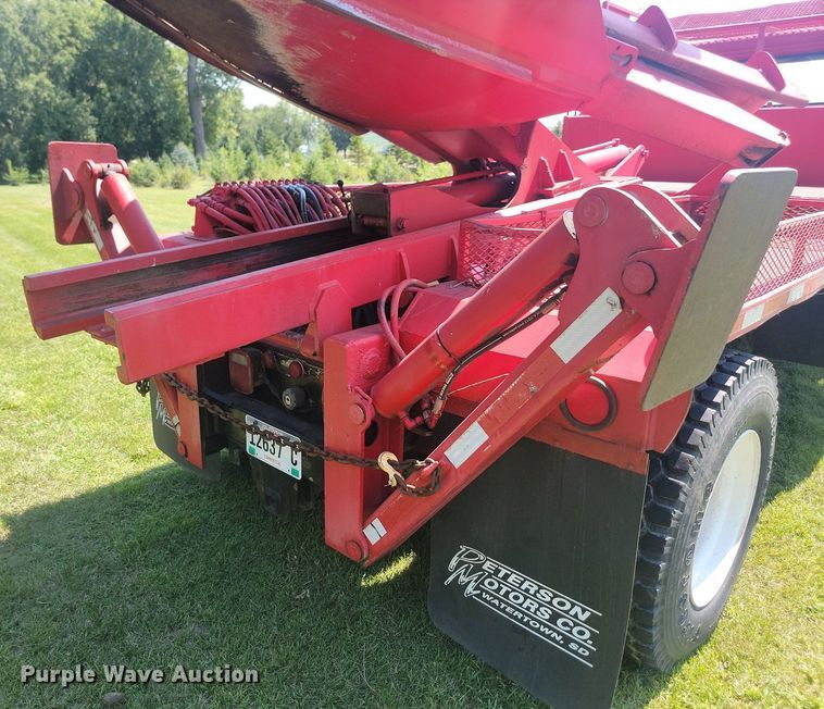 image for item LQ9238 1992 International 4700  truck with tree spade