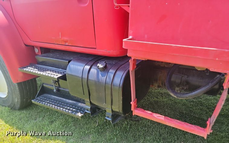 image for item LQ9238 1992 International 4700  truck with tree spade