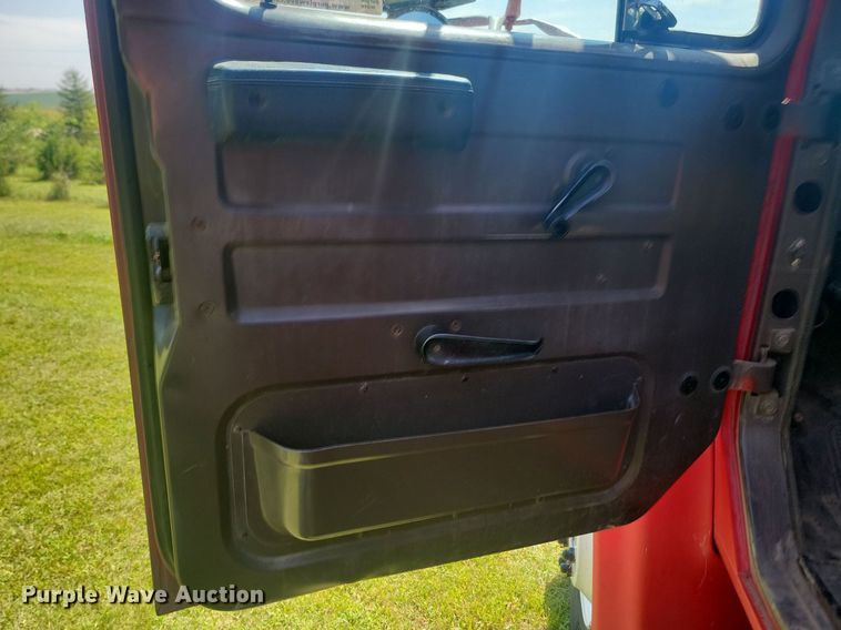 image for item LQ9238 1992 International 4700  truck with tree spade