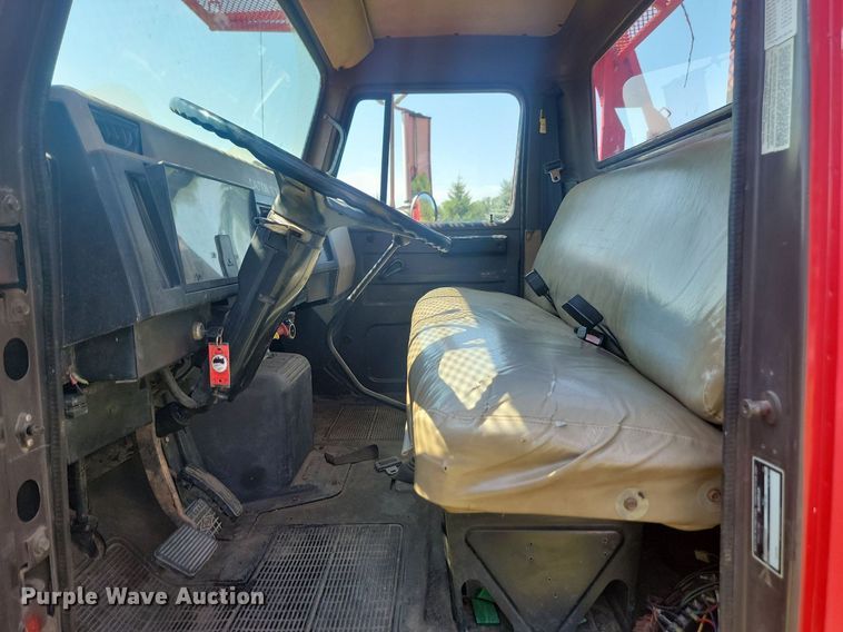 image for item LQ9238 1992 International 4700  truck with tree spade