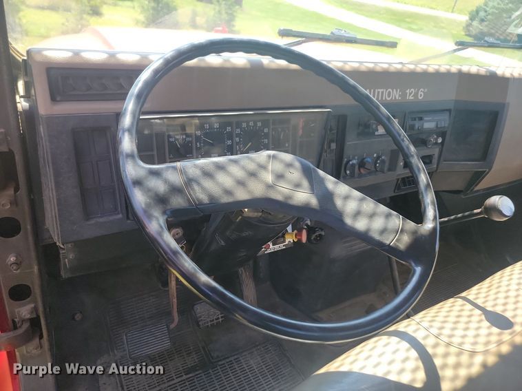 image for item LQ9238 1992 International 4700  truck with tree spade