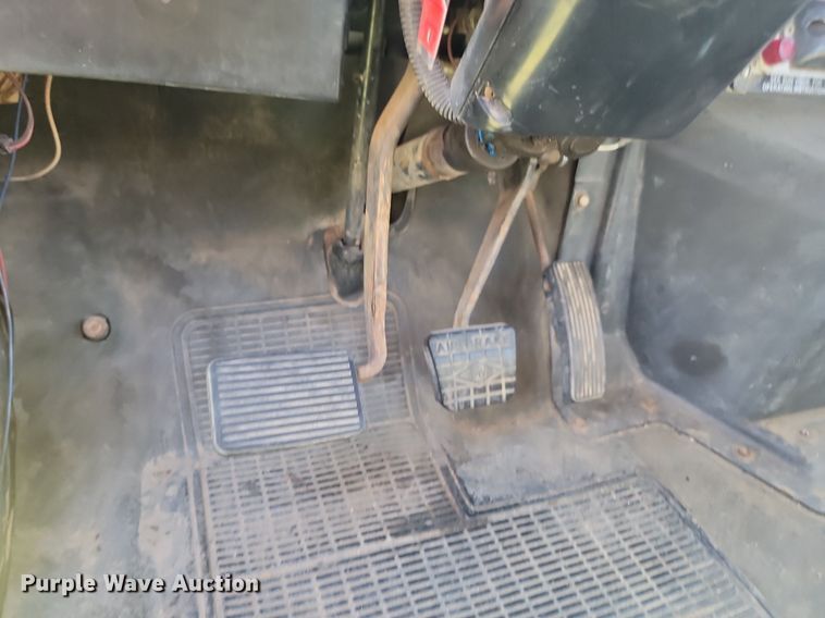 image for item LQ9238 1992 International 4700  truck with tree spade