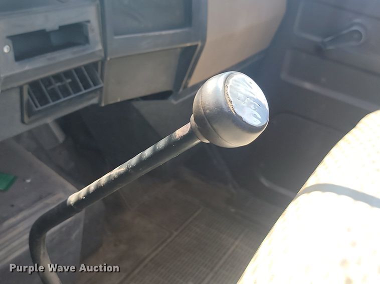 image for item LQ9238 1992 International 4700  truck with tree spade