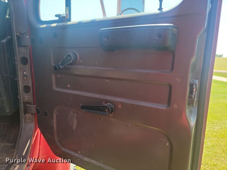 image for item LQ9238 1992 International 4700  truck with tree spade